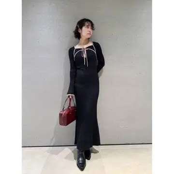 LILY BROWN 데콜테 디자인 리브 니트 원피스 ( BLK )