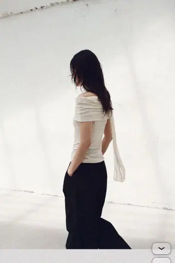 웨이브 숄더 탑 아이보리