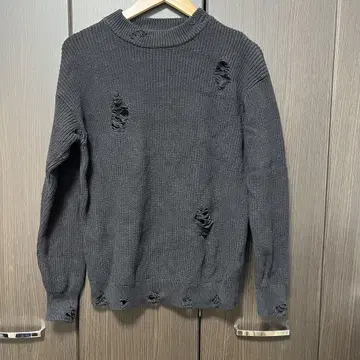 [ ZARA ] 데미지 가공 블랙 니트 스웨터 EUR S