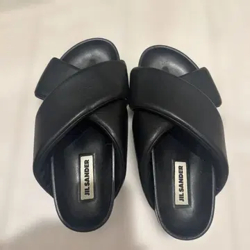 JIL SANDER 블랙 크로스 스트랩 샌들