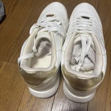 화이트/골드 레이스업 스니커즈