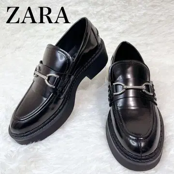 미사용급 ZARA 블랙 에나멜 로퍼 비트 통굽 제조 중지품