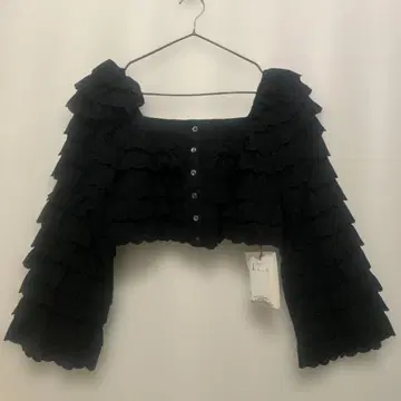 FURFUR 블랙 프릴 크롭 상의
