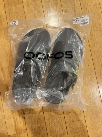 OOFOS OOAHH M7/W9 블랙 컬러 샌들