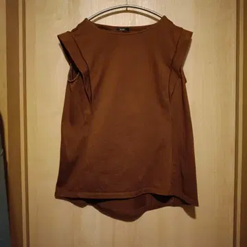 ROSSO 브라운 슬리브리스 상의