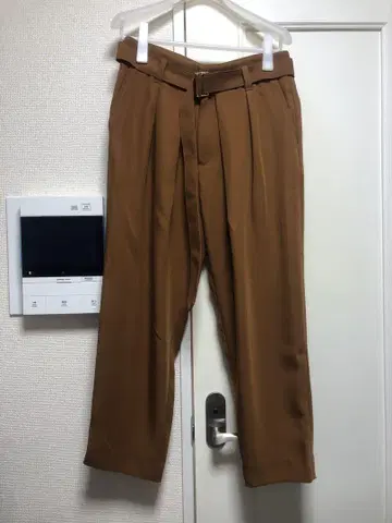 CULLNI 크루니 벨티드 투 턱 테이퍼드 슬랙스 팬츠