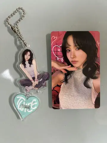 TWICE 미나 트레이딩 카드와 아크릴 스탠드