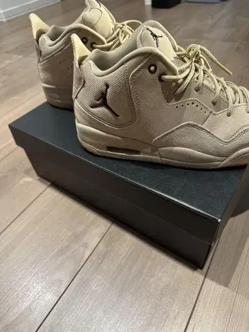 Jordan 베이지 하이컷 스니커즈