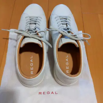REGAL 화이트 가죽 스니커즈