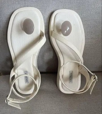GIA/RHW 아이보리 샌들