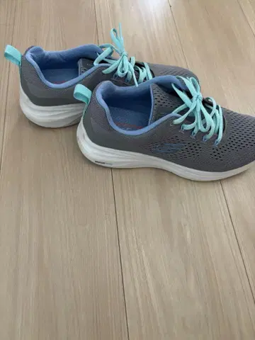 그레이/스카이블루 러닝화 스케쳐스 24.0cm