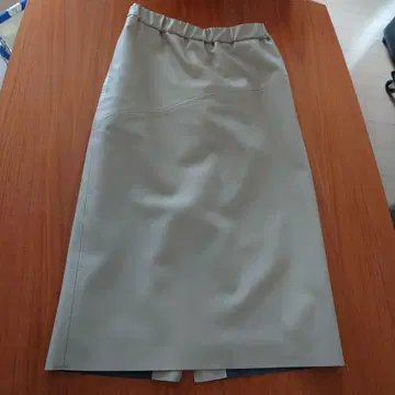 베이지 BEIGE 타이트 스커트 인조 가죽 새상품급