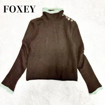 FOXEY 캐시미어 100% 로고 버튼 하이넥 바이컬러 니트