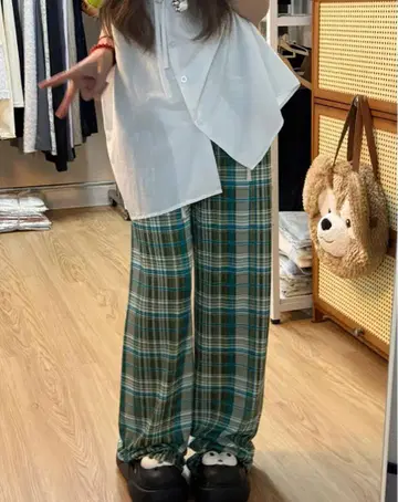 그린과 파랑의 체크 무늬 와이드 팬츠