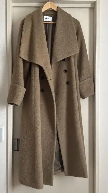 EMMEL REFINES 베이지 더블 브레스트 롱 코트