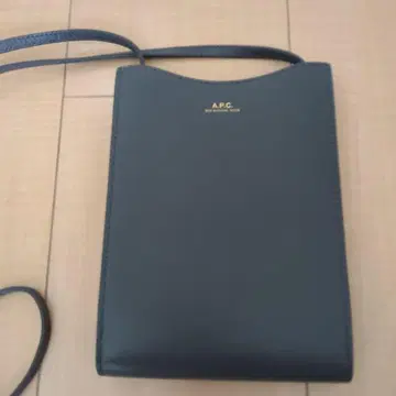 APC 숄더백