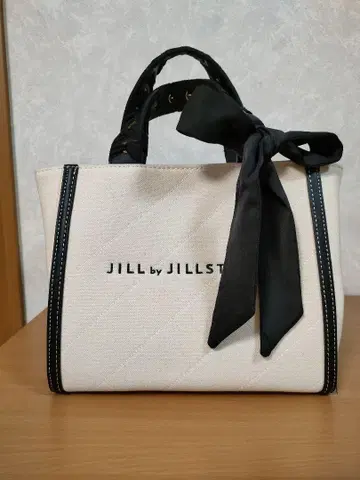 JILL by JILLSTUART 리본 포함 트리밍 핸드백