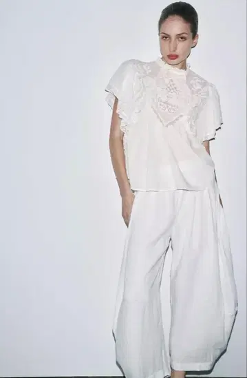 미사용 새상품 ZARA LIMITED EDITION 레이스 자수 상의