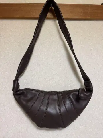 다크 브라운 가죽 숄더백