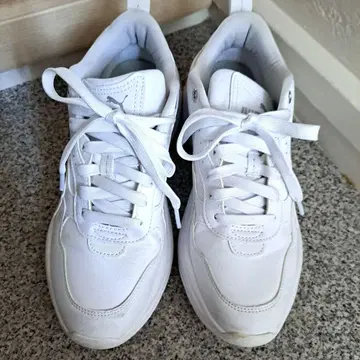 PUMA 화이트 스니커즈 통굽