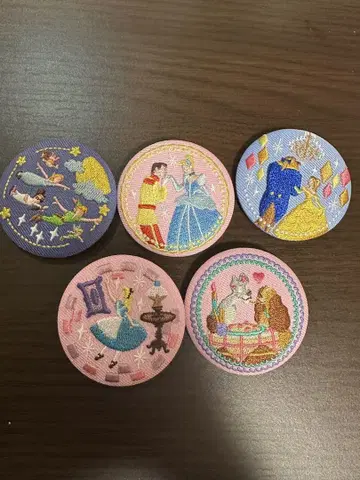 [ 미사용 새상품 ] 디즈니 자수 캔뱃지 5개 세트