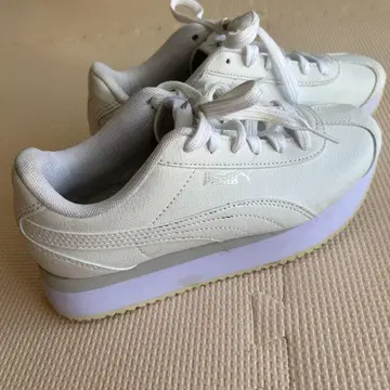 Puma 화이트 가죽 통굽 스니커즈