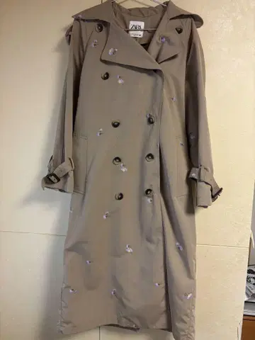 ZARA 베이지 자수 트렌치코트