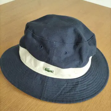 Lacoste 버킷 햇 네이비 베이지