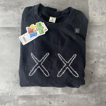 UNIQLO KAWS 세서미 스트릿 콜라보 맨투맨
