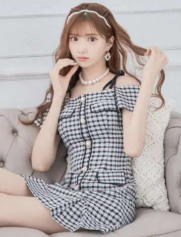 an 체크 무늬 오프숄더 리본