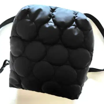 길거리 산책 블랙 라운드 퀼팅 백팩