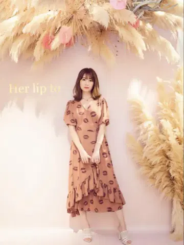 Her lip to 키스마크 프린트 랩 롱 원피스 하립투