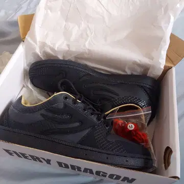 FIERY DRAGON 블랙 스니커즈