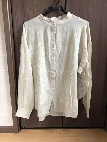플라밍고 퍼 아이보리 자수 긴팔 셔츠