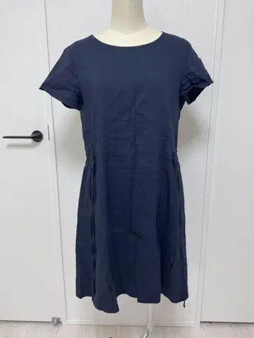 띠어리 네이비 반팔 무릎 기장 원피스