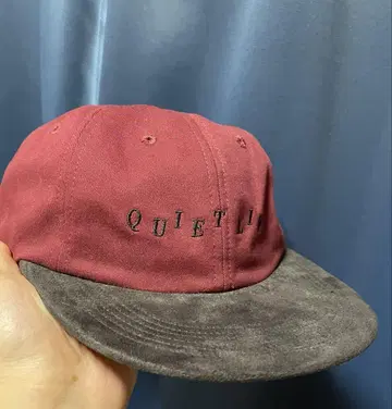 Quiet Life 라는 브랜드의 캡입니다.