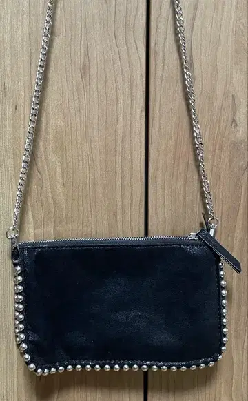 ZARA 블랙 스웨이드 숄더백 스터드 장식
