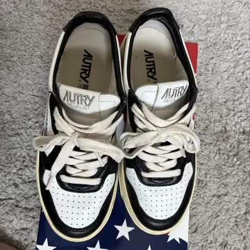 AUTRY 스니커즈 화이트/블랙