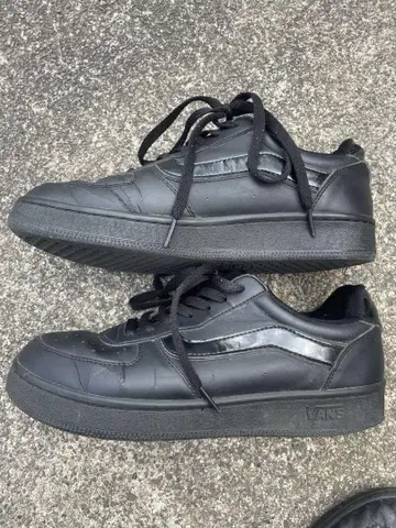 Vans 블랙 가죽 스니커즈