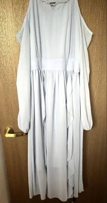 연한 파란색 프릴 원피스 결혼식
