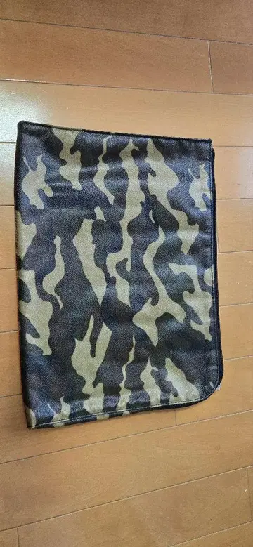 카모 패턴 클러치백