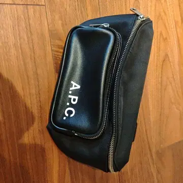 A.P.C. 블랙 숄더백
