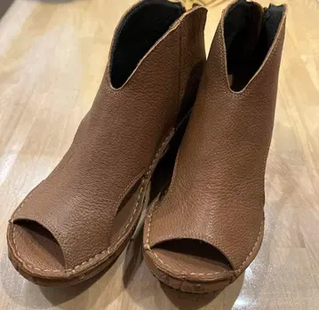 브라운 오픈토 웨지 샌들