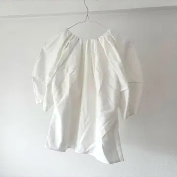 새상품급 Mila Owen 개더 디자인 구축 퍼프 슬리브 블라우스