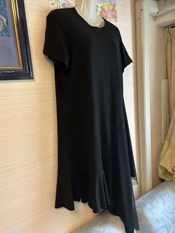 블랙 반팔 플레어 밑단 원피스