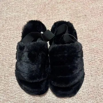 블랙 퍼 샌들
