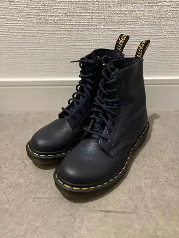 [ 새상품급! ] Dr. Martens 네이비 주름 가죽 부츠