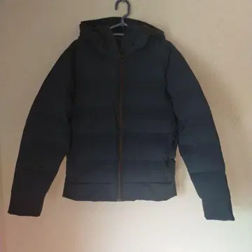 다크 블루 후드 부착 다운 자켓