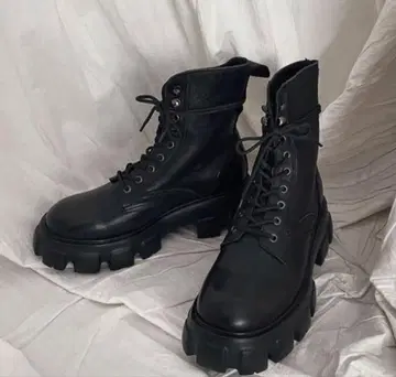 블랙 가죽 통굽 하이컷 부츠