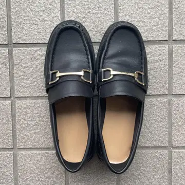 블랙 가죽 로퍼 금장 장식 포함